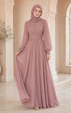 Robe longue en mousseline rose poudré, col montant, manches bouffantes, style modeste