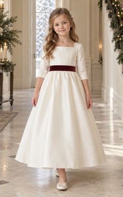 Elfenbeinfarbenes Satin-Kleid mit eckigem Ausschnitt, halben Ärmeln und burgunderfarbener Schärpe für Blumenmädchen