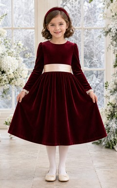 Vestido de niña de las flores, terciopelo burdeos, satén, corte en A, manga larga, cuello joya, largo midi, detalle de fajín.