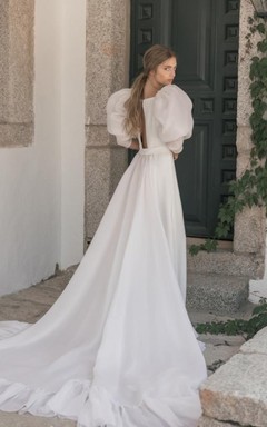 Elegantes, transparentes Chiffon-Etui-Brautkleid mit Puffärmeln, U-Boot-Ausschnitt und Schleppe