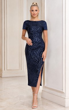Elegante vestido de noche azul marino oscuro con escote barco, manga corta, lentejuelas y abertura lateral, largo hasta la rodilla.