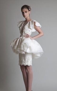 Etuikleid mit kurzen Ärmeln, Organza-Spitze, Schmuckknöpfen und knielangem Abschlussballkleid