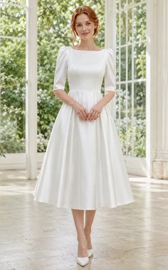 Weißes, plissiertes A-Linien-Kleid aus Satin mit U-Boot-Ausschnitt, halben Ärmeln und Teelänge – schlicht und elegant