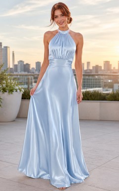 Robe de soirée bleu ciel en satin, coupe trapèze, dos nu, sans manches, longueur au sol