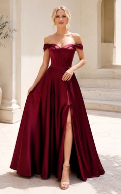 Burgunderfarbenes, schulterfreies, herzförmiges, plissiertes Ballkleid aus Satin mit Schleppe und Schlitz – perfekt für Abschlussfeiern