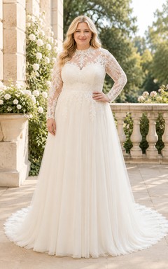 Robe de mariée grande taille à col montant en dentelle et coupe trapèze