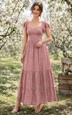 Robe mi-longue en mousseline rose poudré à volants, manches bouffantes à volants, coupe trapèze, col carré, à encolure carrée et imprimé floral à volants