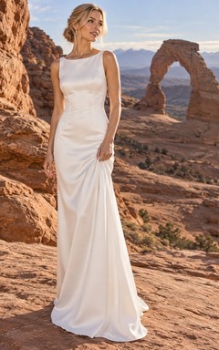 Vestido de novia sencillo de satén drapeado hasta el suelo, sin mangas y con escote joya.