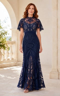 Vestido de sirena azul marino de encaje para madres con mangas de capa transparente.
