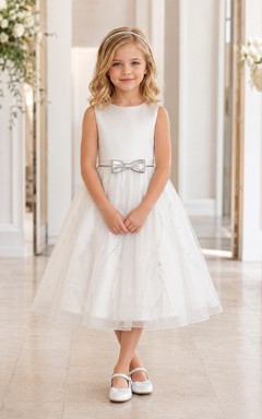 Vestido de niña de flores color marfil, largo hasta la rodilla, tul, corte en A, sin mangas, cuello joya, lazo plateado con diseño de enredadera en la cintura.