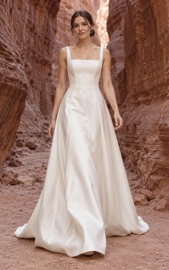 Vestido de novia sencillo de corte A, sin mangas, de satén elástico con escote cuadrado y tirantes anchos.