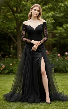 Vestido negro de encaje con hombros descubiertos y abertura alta.