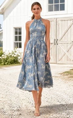 Vestido midi de corte A sin mangas con escote halter y estampado de caballos azules, estilo campestre.