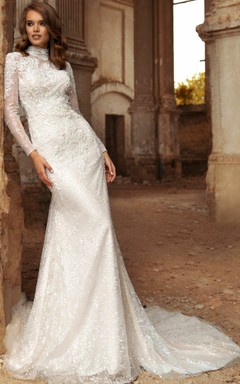 Vestido de novia moderno, de corte recto, cuello alto, manga larga, encaje y apliques.