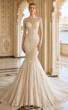 Robe de mariée sirène en dentelle perlée à col montant et manches longues de luxe, avec traîne cathédrale et effet illusion, ornée de perles.