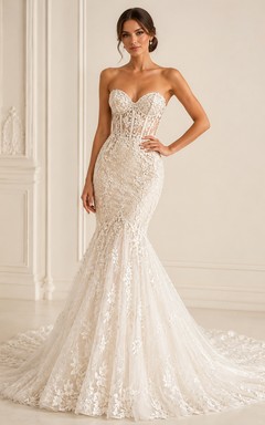 Süßes Brautkleid mit floraler Spitze, Meerjungfrauen-Stil, luxuriöser Kapellenschleppe und Lagen
