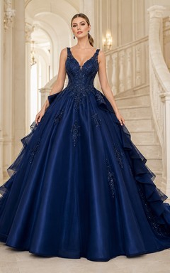 Vestido de quinceañera de lujo azul marino con tirantes, escote en V, volantes de satén y cola desmontable.
