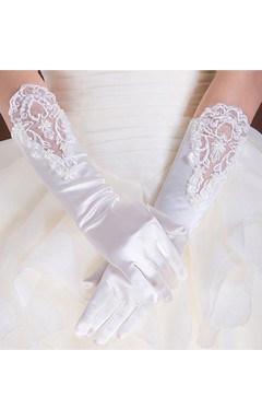 Gants longs en satin extensible blanc à sequins et perles. Le paquet concerne les gants.