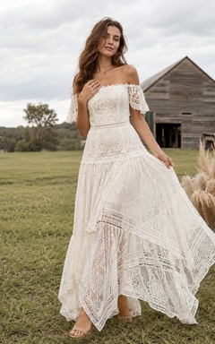 Vestido de novia bohemio campestre con encaje de ganchillo y hombros descubiertos, corte asimétrico.