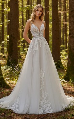 Robe de mariée bohème à bretelles spaghetti, ornée d'appliqués floraux et d'une coupe trapèze, en tulle avec décolleté plongeant en V.