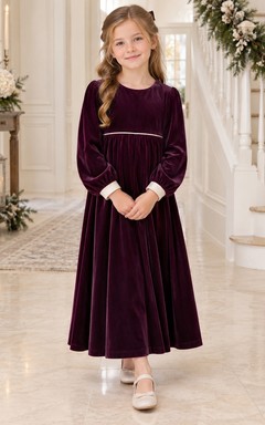 Pflaumenfarbenes Samtkleid im Empire-Stil mit langen Bischofsärmeln und Knöchellänge für Blumenmädchen