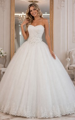 Vestido largo de gala con corte en A, escote palabra de honor, escote corazón, sin mangas, con pedrería, corsé, tul, encaje y satén.