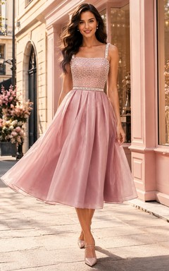 Teelanges Cocktailkleid aus perlmuttrosa Tüll mit Perlenbesatz und eckigem Ausschnitt
