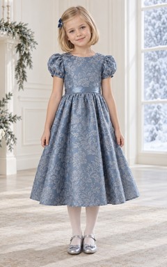 Staubblaues, geblümtes Brokatkleid mit Puffärmeln und Teelänge für Blumenmädchen