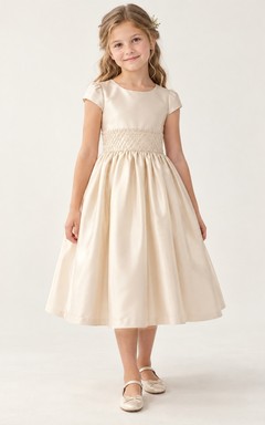 Robe de demoiselle d'honneur couleur champagne vintage, longueur thé, col rond, manches courtes souples, taille smockée, ourlet uni, boutonnée au dos, ourlet boutonné.