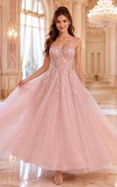 Vestido de gala de quinceañera color rosa palo con apliques de tul y tirantes finos
