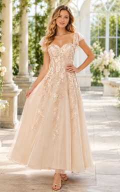 Champagnerfarbenes, romantisches Gästekleid aus Chiffon mit eckigem Ausschnitt, kurzen Ärmeln, Spitze, A-Linie und Teelänge, floralem Muster