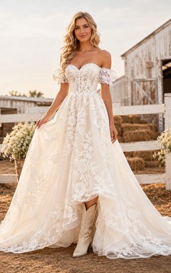 Robe de mariée champêtre rustique en dentelle florale, décolleté en V asymétrique, manches bouffantes, épaules dénudées et bustier cœur.
