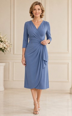 Elegantes, stahlblaues, teelanges Jersey-Wickelkleid für die Mutter der Braut mit V-Ausschnitt, Dreiviertelärmeln und geknoteter Seitendrapierung