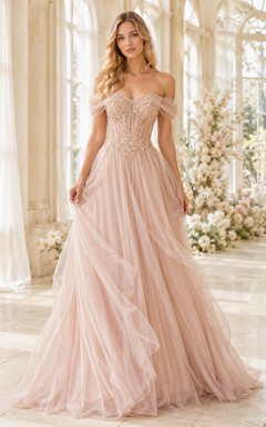 Luxuriöses, schulterfreies Abendkleid in Blush mit herzförmigem Ausschnitt, Perlenbesatz und Korsett in A-Linie