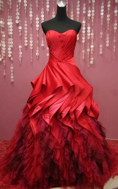 Vestido largo de gala con escote corazón, sin mangas, pliegues acampanados, cola de corte recto y espalda con cordones, de tul y encaje.