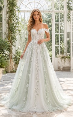 Celadonfarbenes, florales Brautkleid in A-Linie mit schulterfreiem Schnitt, kurzen Ärmeln und Kapellenschleppe im Boho-Stil – romantisches Design
