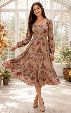 Vestido midi escalonado con estampado floral otoñal y escote cuadrado