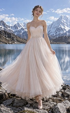 Schlichtes, rosafarbenes, wadenlanges, trägerloses Brautkleid aus Tüll mit Herzausschnitt
