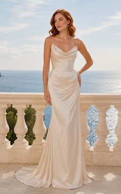Satin-Etui-Brautkleid mit Wasserfallausschnitt und Spaghettiträgern