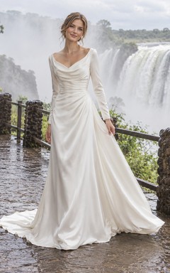 Vestido de novia sencillo de satén con cuello drapeado, manga larga, corte en A y cintura drapeada.