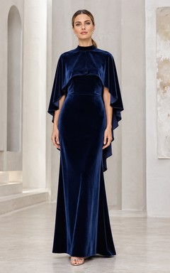 Vestido de invitada de terciopelo azul marino oscuro con cuello alto y capa tipo columna