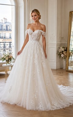 Robe de bal en dentelle florale à épaules dénudées et manches courtes, avec traîne chapelle et bord festonné.