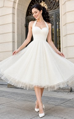 Vintage Teelänge Neckholder-Brautkleid mit herzförmigem Rückenausschnitt, gepunktetem Tüll und Falten in A-Linie