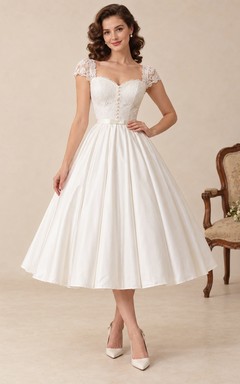 Robe de mariée vintage en satin, coupe trapèze, décolleté cœur et manches courtes, longueur thé
