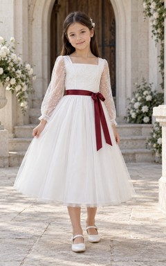 Vestido de niña de flores color burdeos con cinturón, largo hasta la rodilla, manga larga, cuello cuadrado, corte en A, tul blanco, mangas abullonadas y manga de poeta.