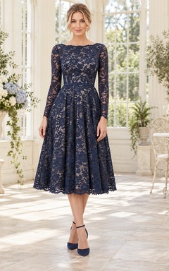 Vestido de invitada de manga larga hasta la rodilla con escote barco y encaje floral azul marino