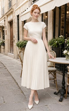Robe de mariée plissée à col montant et manches courtes style café