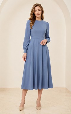 Vestido sencillo de manga larga, corte A, largo hasta la rodilla, de color azul acero, con cuello alto discreto.
