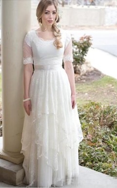 Schlichtes Brautkleid im Landhausstil mit böhmischem Garten-Flair, Spitze, Tüll, Rundhalsausschnitt, Illusionsausschnitt und kurzen Ärmeln