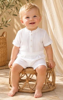 Pelele de manga corta con cuello mandarín y pliegues blancos para bautizo de bebé niño.